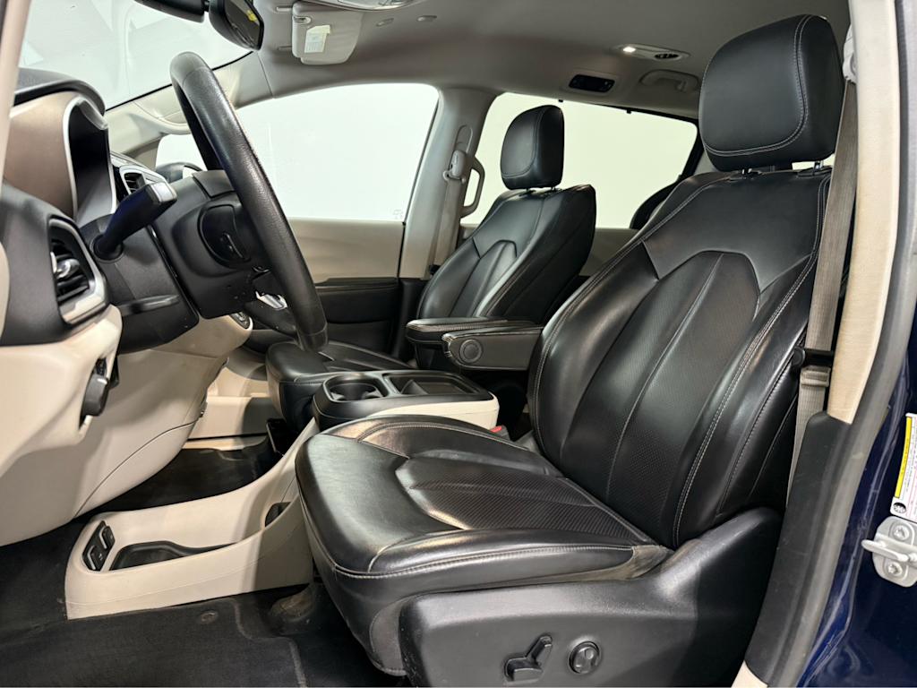 Thumbnail: 2020 Chrysler Voyager - 9