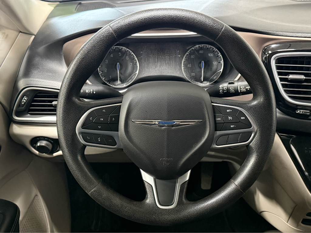 Thumbnail: 2020 Chrysler Voyager - 8