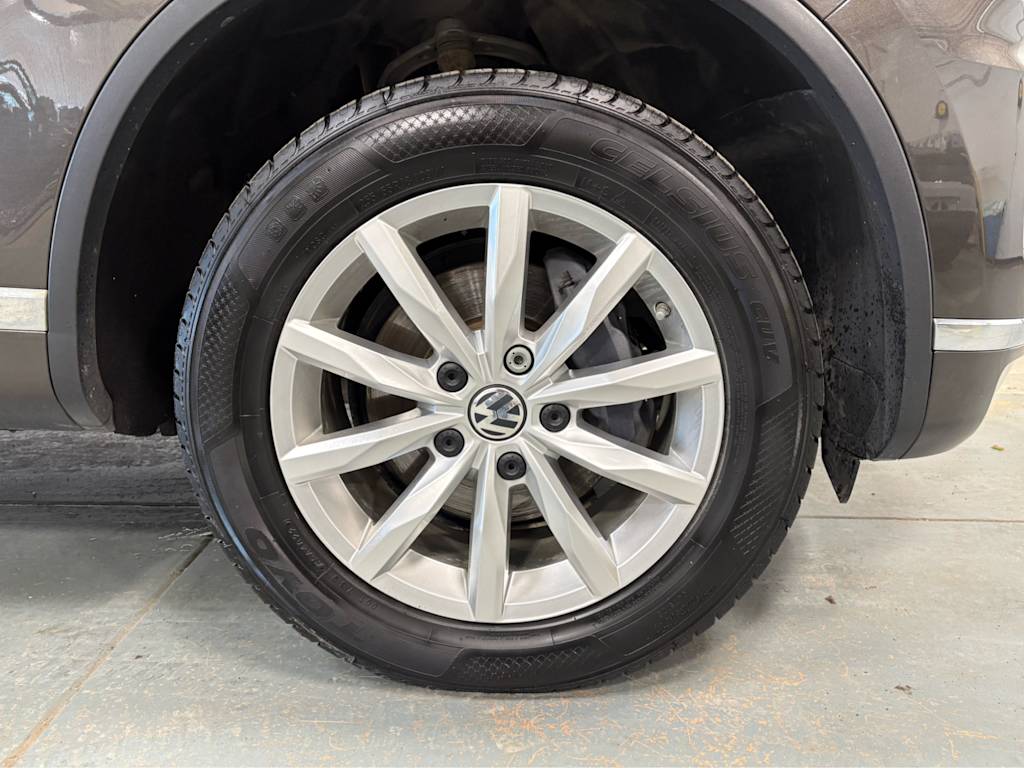 Thumbnail: 2017 Volkswagen Touareg - 5