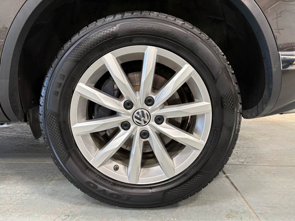 Thumbnail: 2017 Volkswagen Touareg - 19