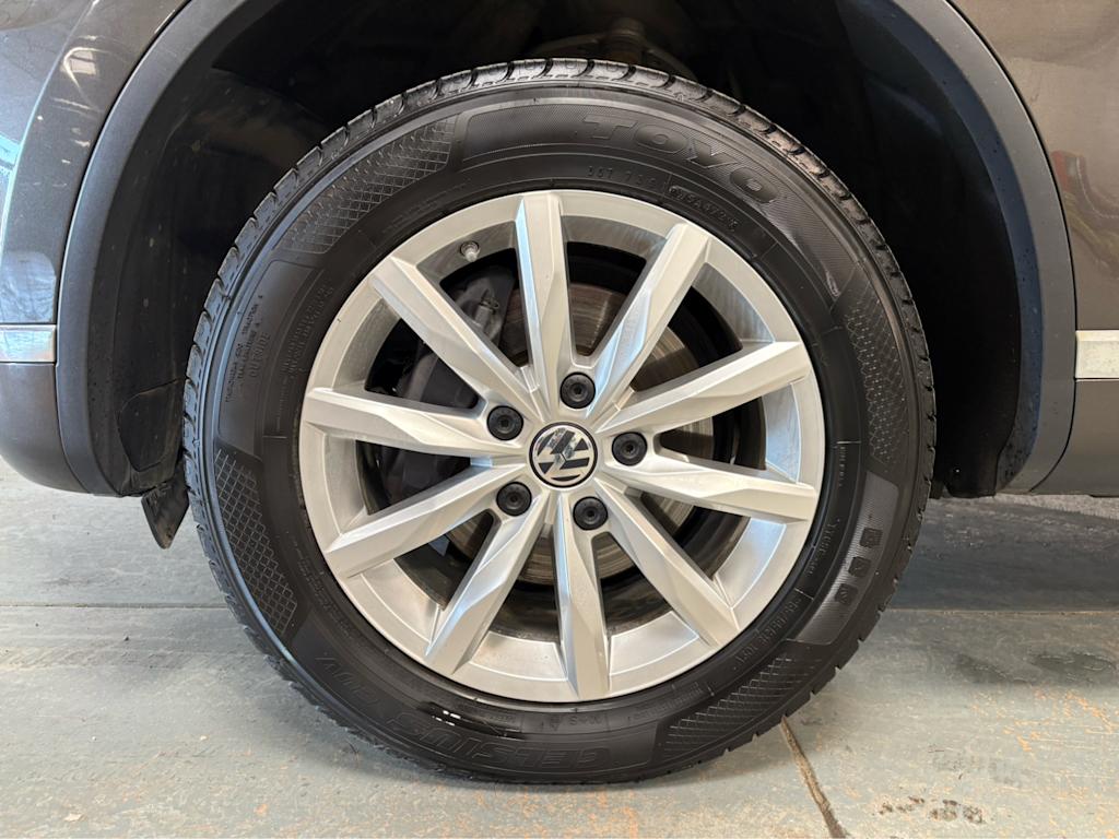 Thumbnail: 2017 Volkswagen Touareg - 20