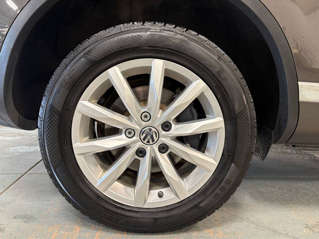 Thumbnail: 2017 Volkswagen Touareg - 18