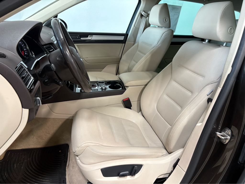 Thumbnail: 2017 Volkswagen Touareg - 8