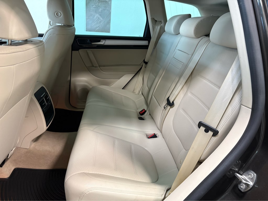 Thumbnail: 2017 Volkswagen Touareg - 10