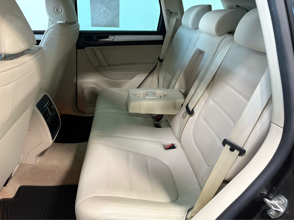 Thumbnail: 2017 Volkswagen Touareg - 21