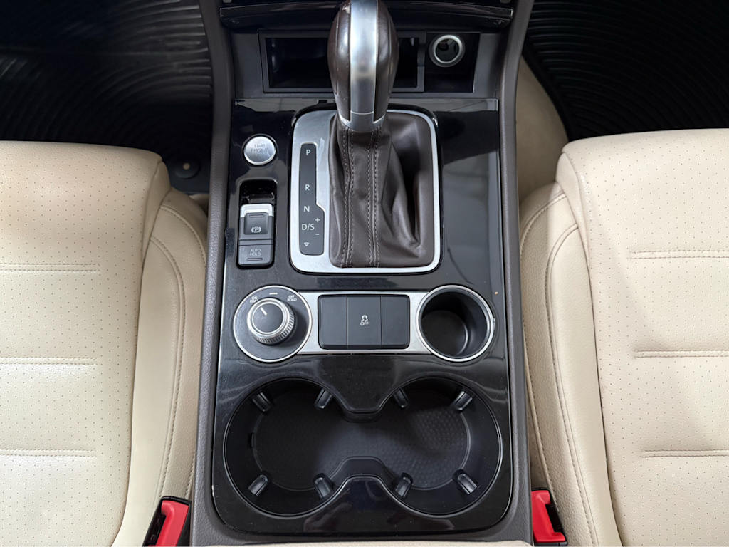 Thumbnail: 2017 Volkswagen Touareg - 25