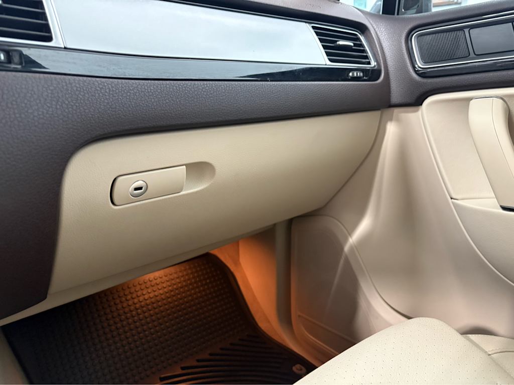 Thumbnail: 2017 Volkswagen Touareg - 27