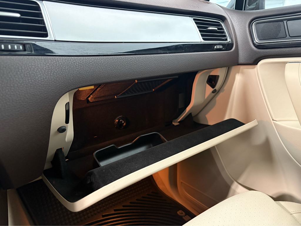 Thumbnail: 2017 Volkswagen Touareg - 28