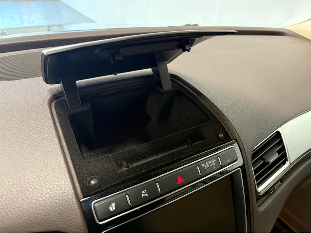 Thumbnail: 2017 Volkswagen Touareg - 11