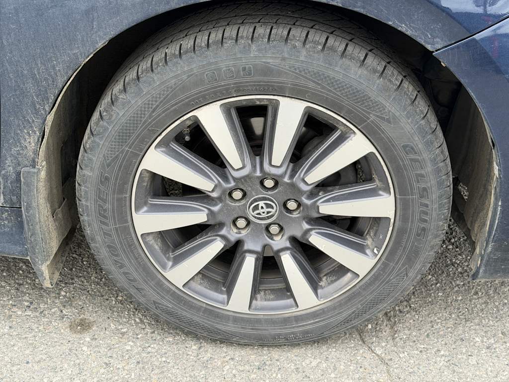 Thumbnail: 2018 Toyota Sienna - 16