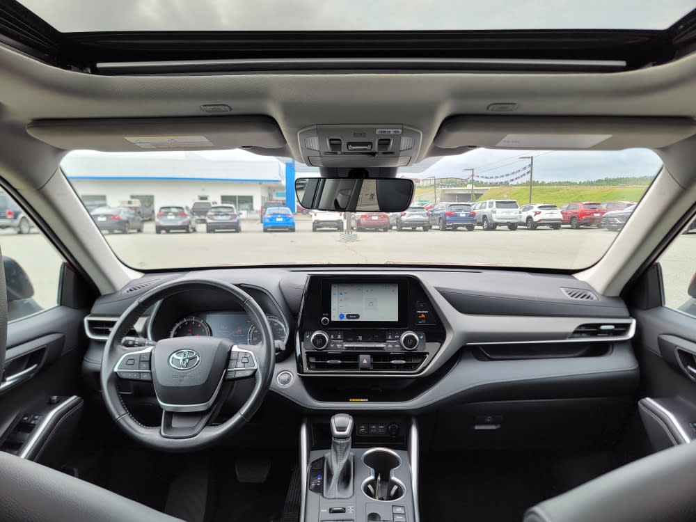 Thumbnail: 2023 Toyota Highlander - 9