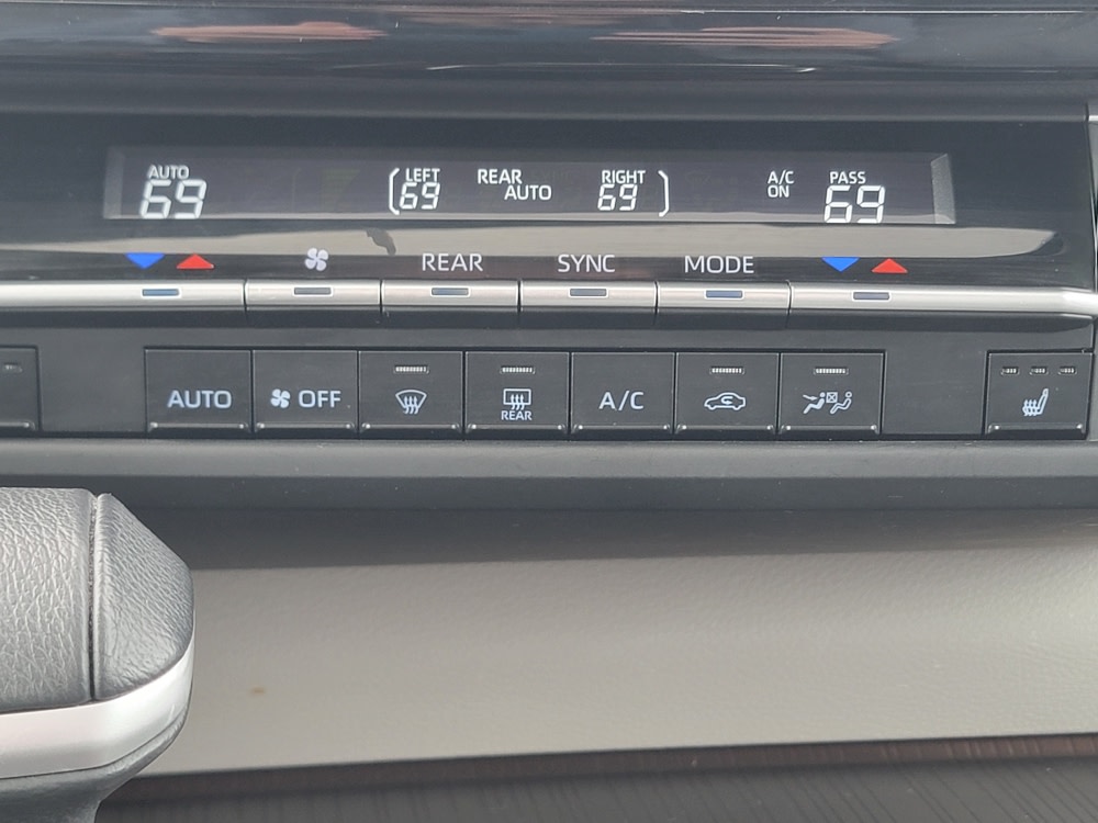Thumbnail: 2023 Toyota Sienna - 24