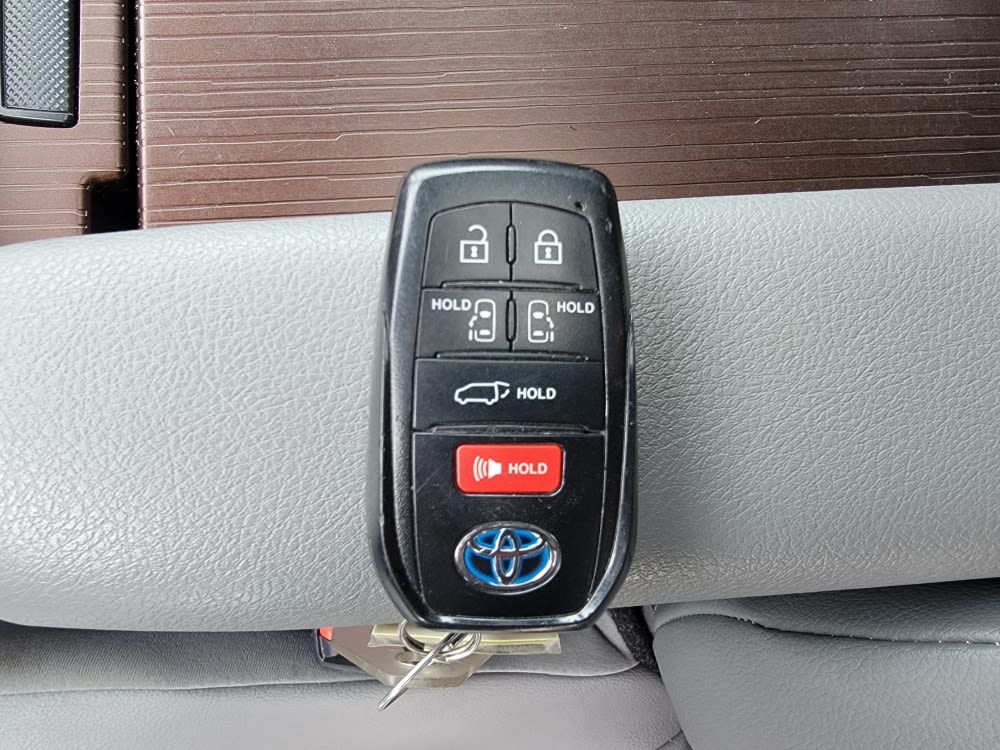 Thumbnail: 2023 Toyota Sienna - 16