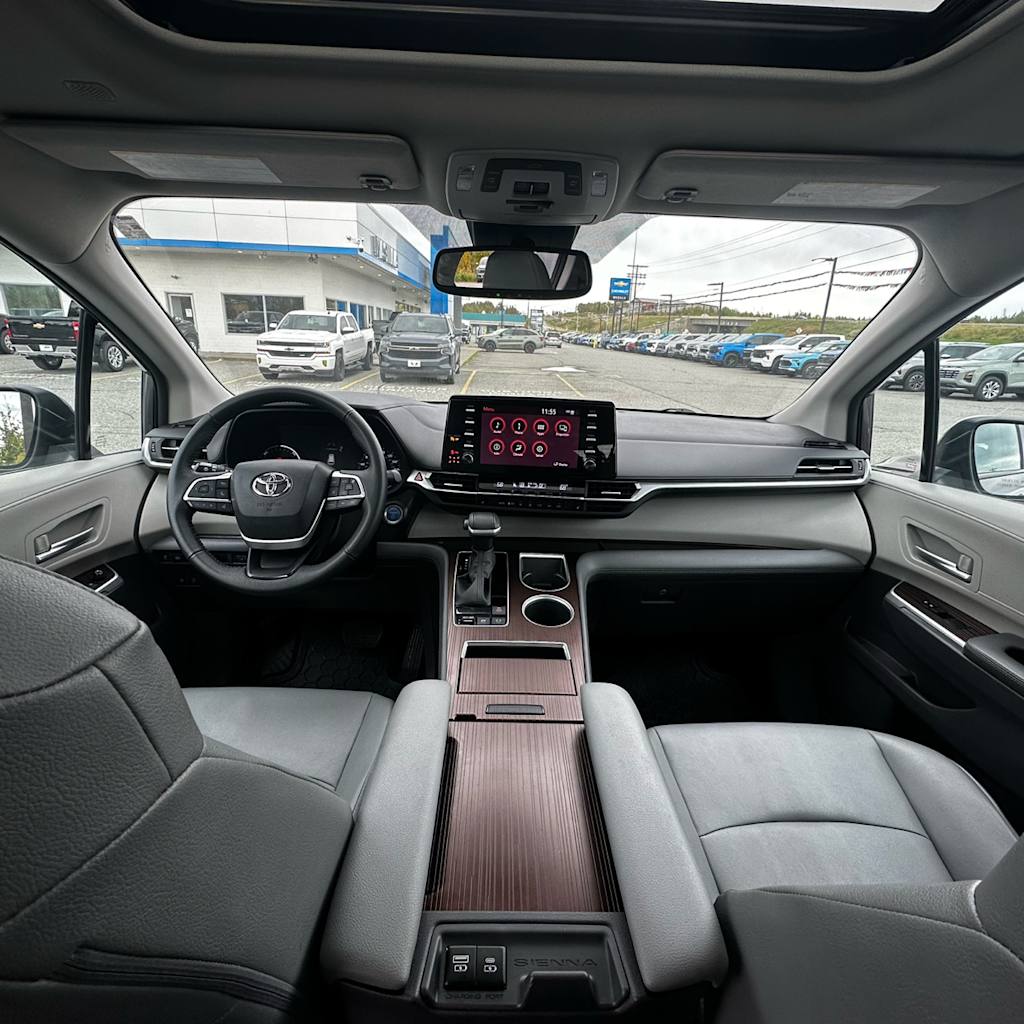Thumbnail: 2023 Toyota Sienna - 8