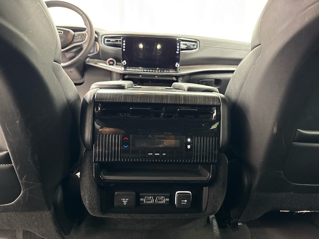 2024 Jeep Wagoneer L Series II - Photo 19