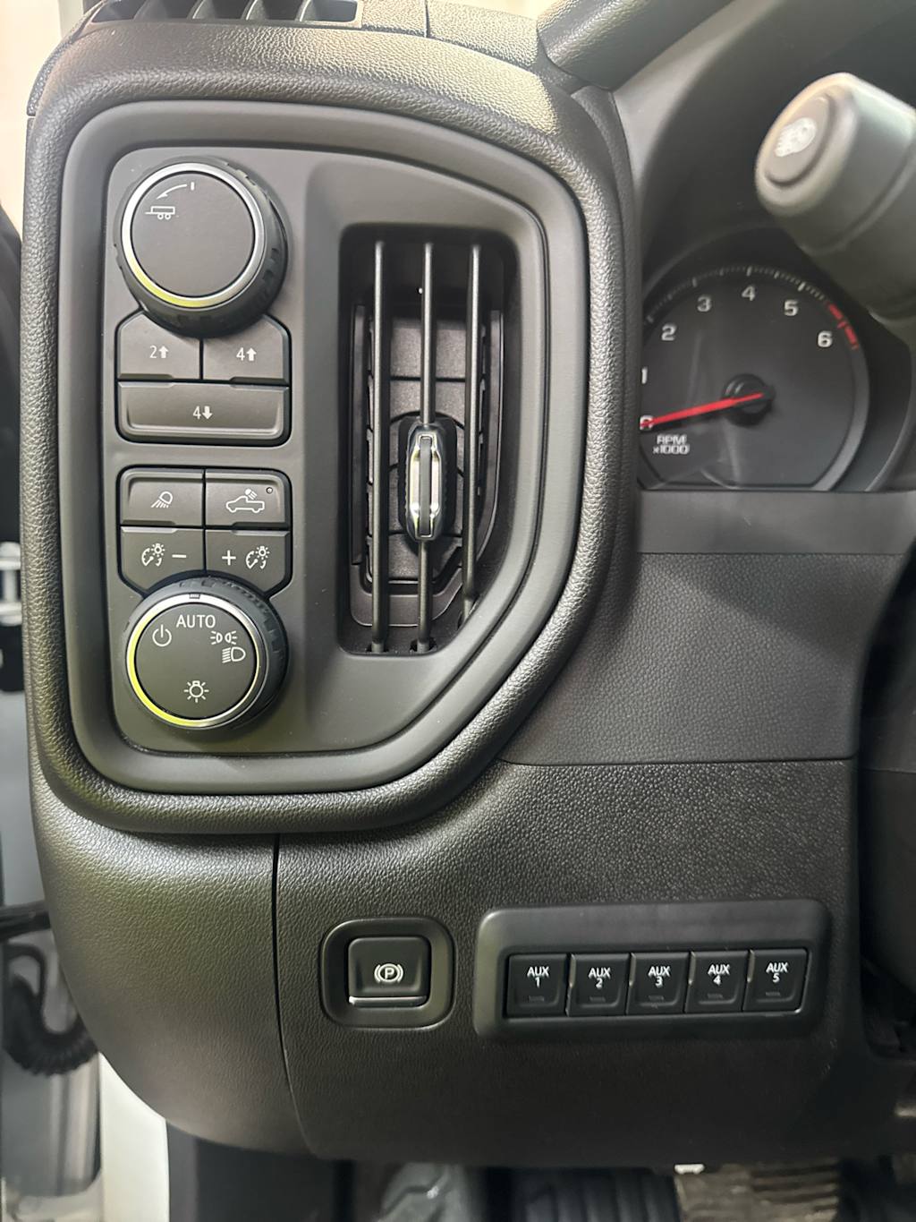 Thumbnail: 2025 Chevrolet Silverado 3500 - 16