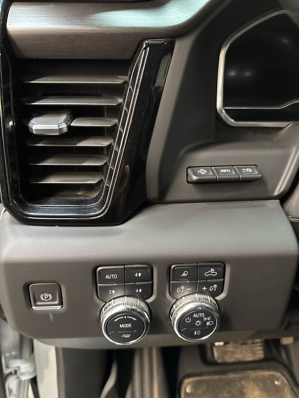 Thumbnail: 2024 GMC Sierra 2500 - 17