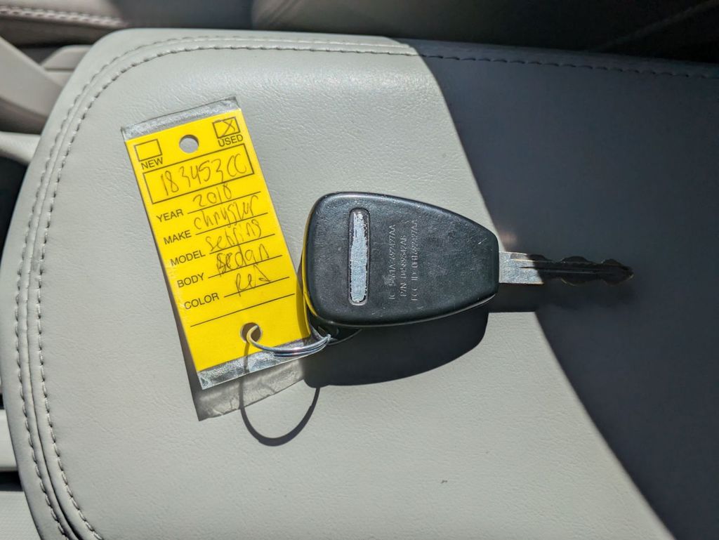 Thumbnail: 2010 Chrysler Sebring - 18