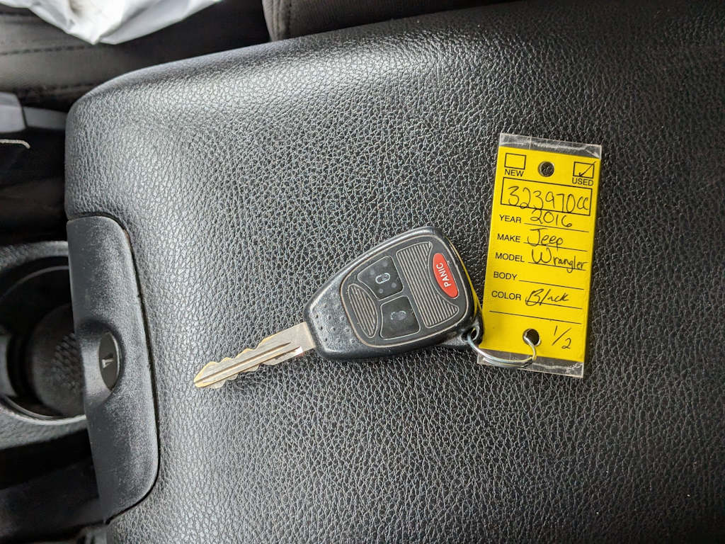 Thumbnail: 2016 Jeep Wrangler - 18
