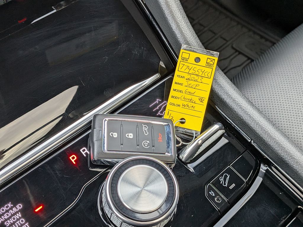 Thumbnail: 2023 Jeep Grand Cherokee - 16