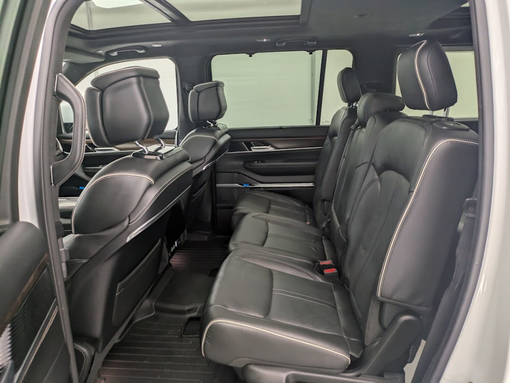 2022 Jeep Grand Wagoneer Series II 28