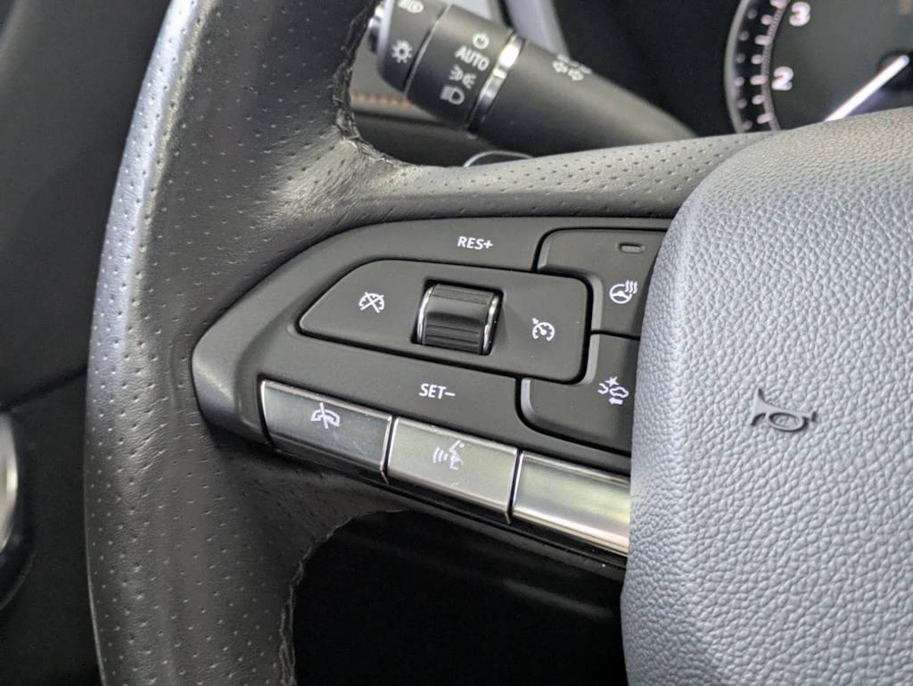 Thumbnail: 2023 Cadillac XT4 - 32