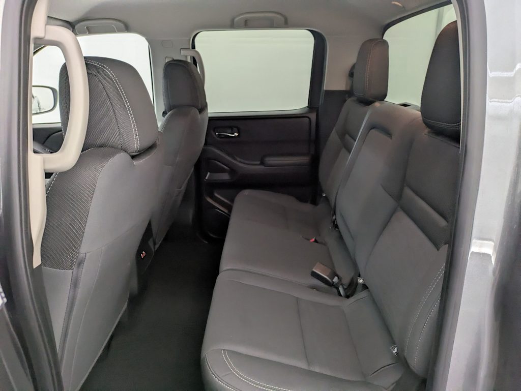 2023 Nissan Frontier SV 28