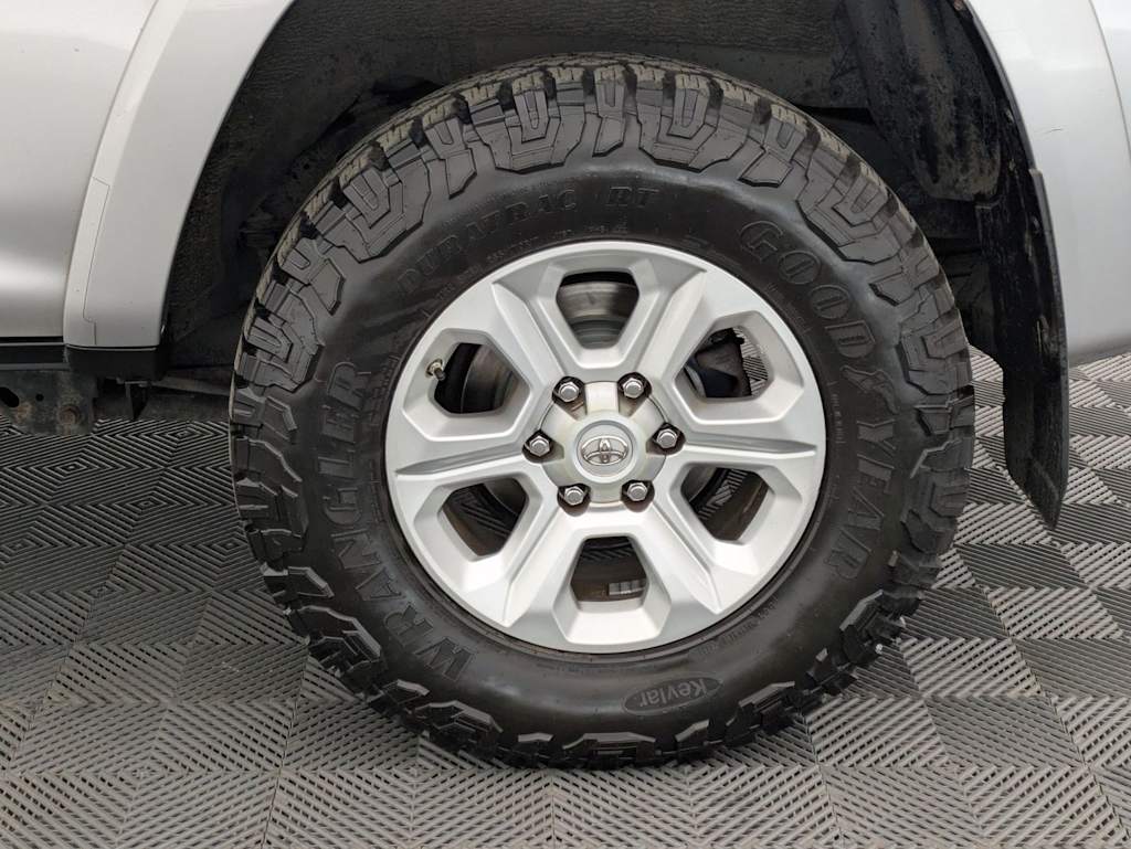 Thumbnail: 2015 Toyota 4Runner - 8