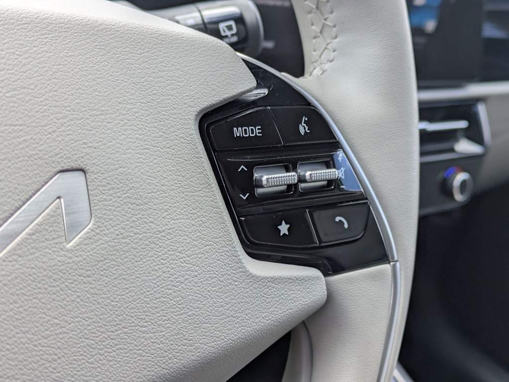 Thumbnail: 2023 Kia Niro - 30