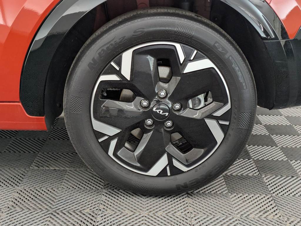 Thumbnail: 2023 Kia Niro - 8