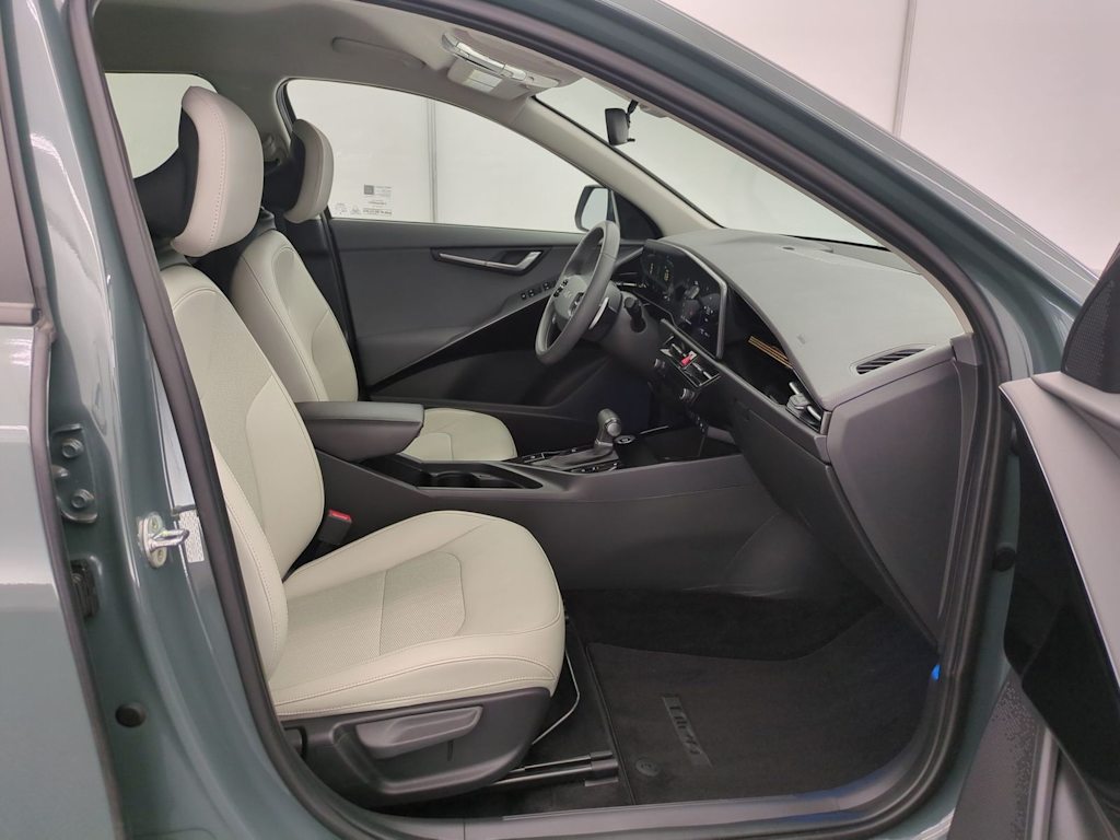 Thumbnail: 2023 Kia Niro - 12