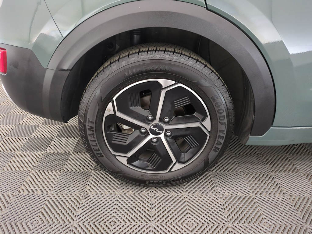 Thumbnail: 2023 Kia Niro - 8