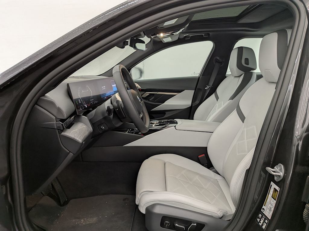 Thumbnail: 2024 BMW 5 Series - 11