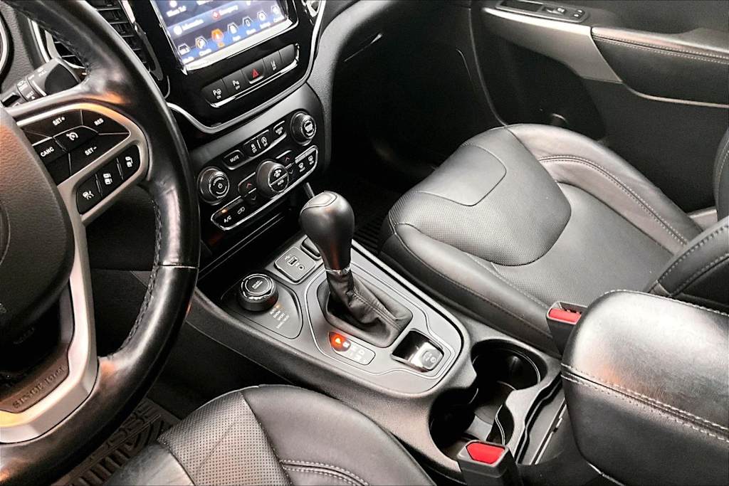 Thumbnail: 2021 Jeep Cherokee - 16