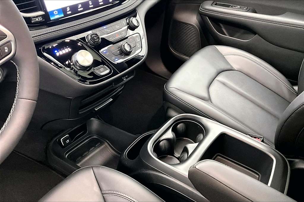 Thumbnail: 2026 Chrysler Pacifica - 16