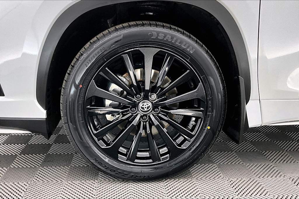 Thumbnail: 2023 Toyota Highlander - 8