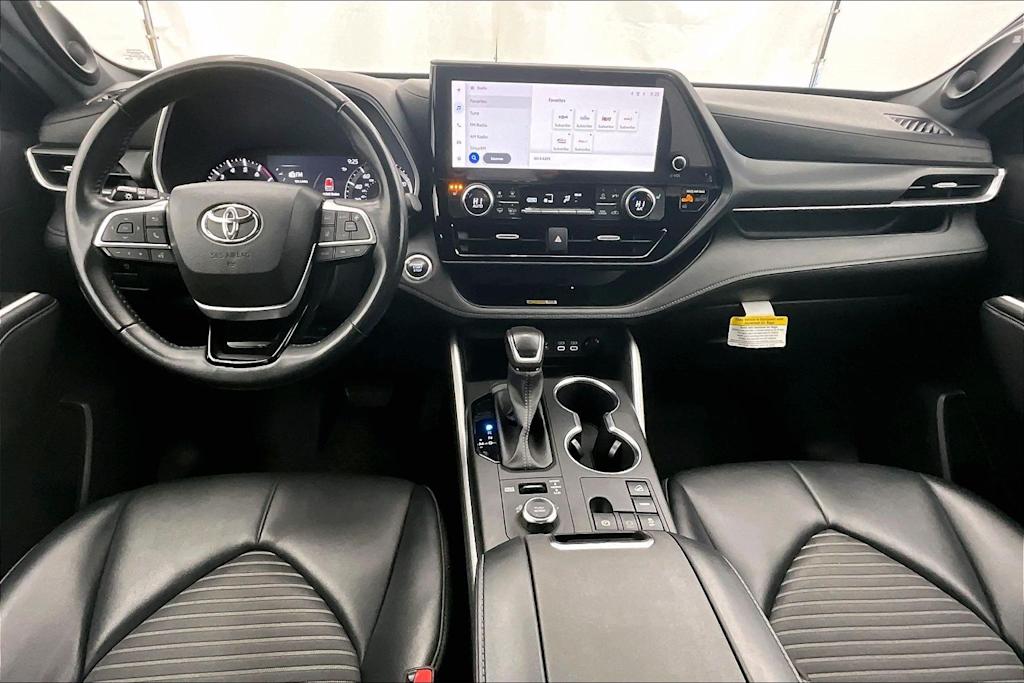 Thumbnail: 2023 Toyota Highlander - 10