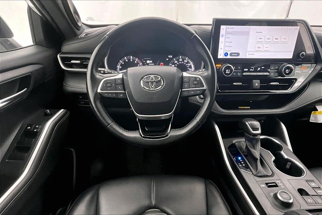 Thumbnail: 2023 Toyota Highlander - 14