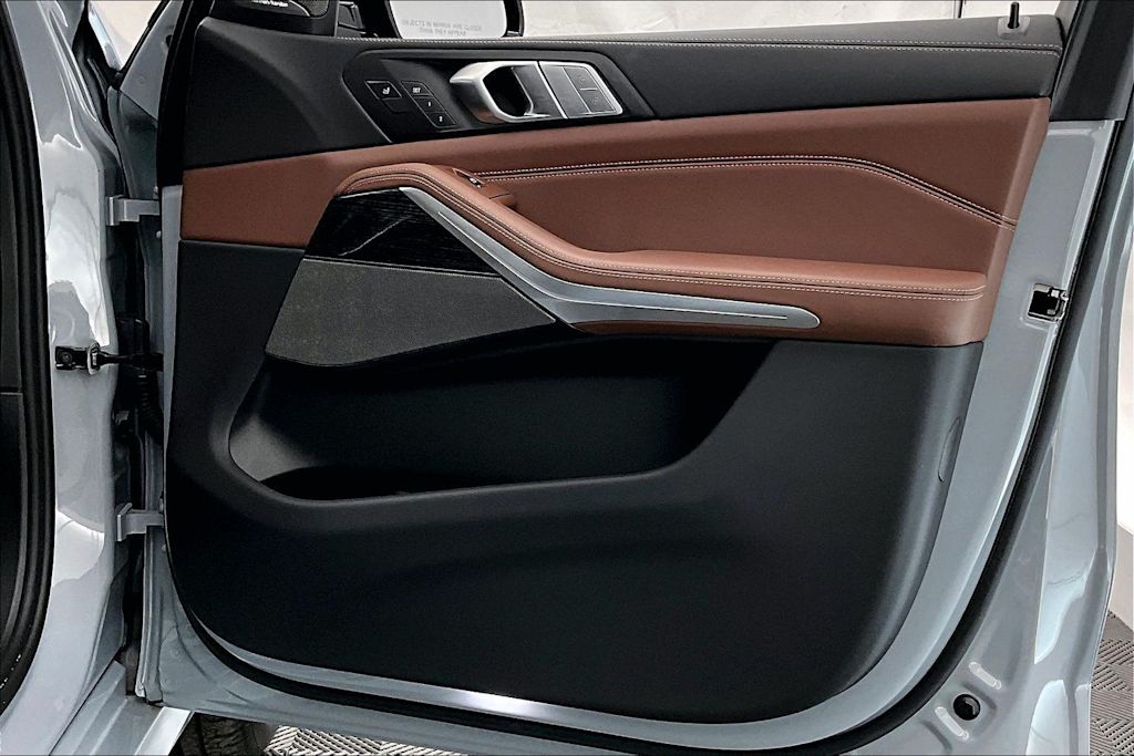 Thumbnail: 2026 BMW X7 - 27