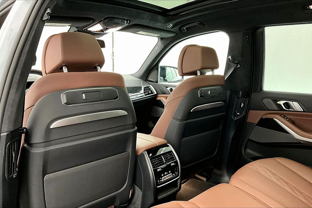 Thumbnail: 2026 BMW X7 - 13