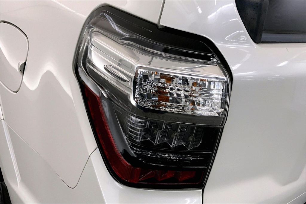 Thumbnail: 2016 Toyota 4Runner - 32