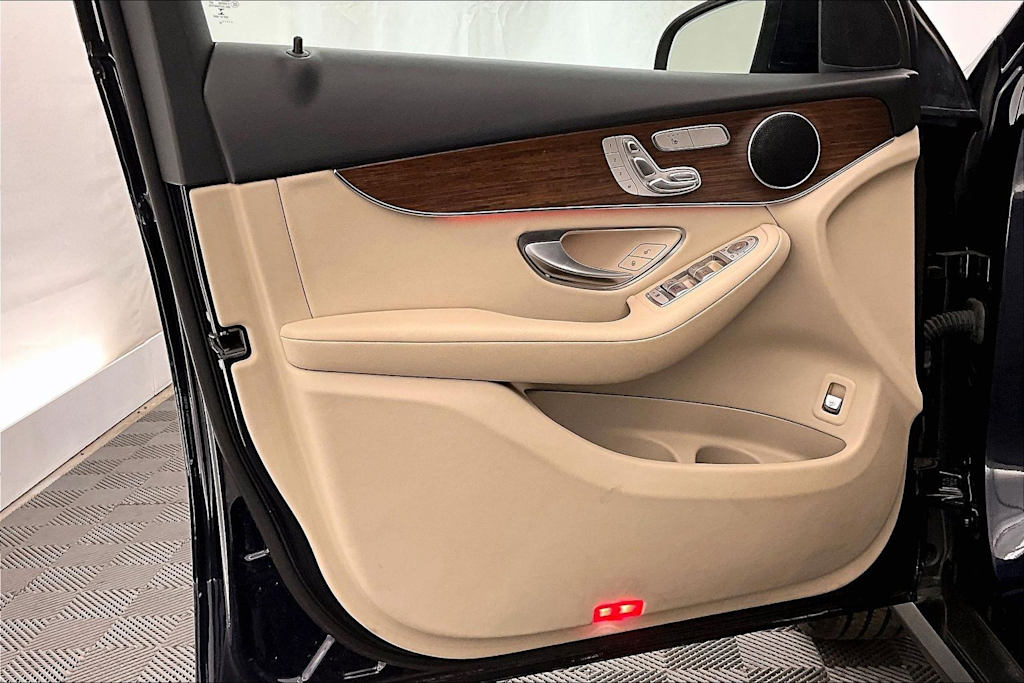 Thumbnail: 2022 Mercedes-Benz GLC - 27