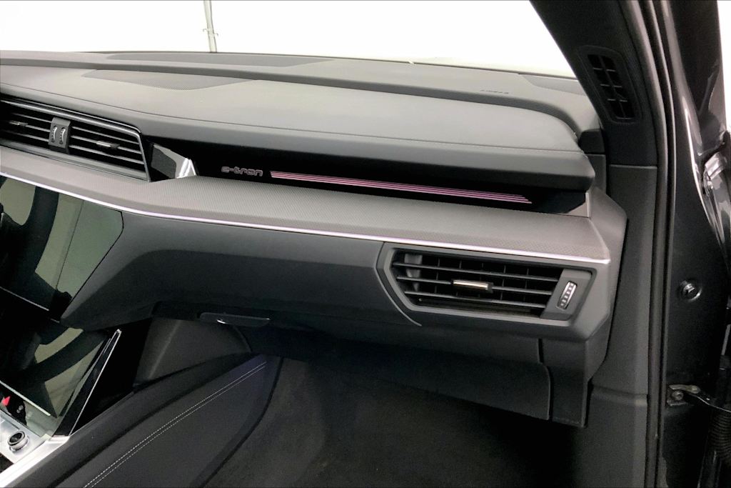 Thumbnail: 2022 Audi e-tron S - 23