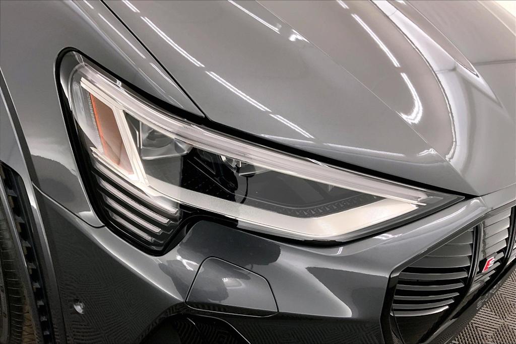 Thumbnail: 2022 Audi e-tron S - 31