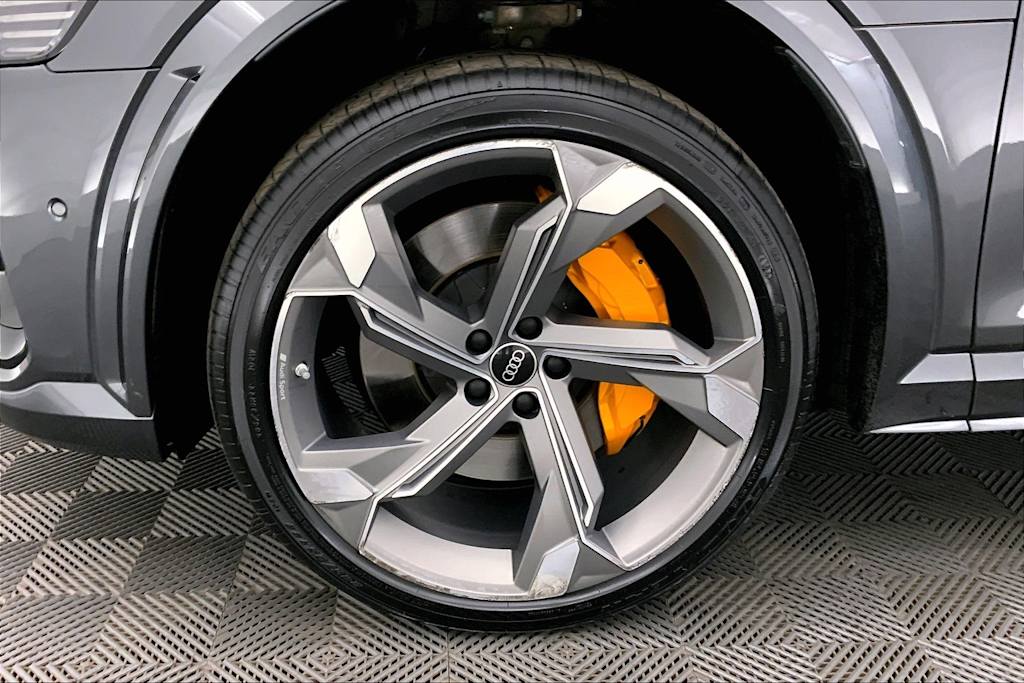 Thumbnail: 2022 Audi e-tron S - 8