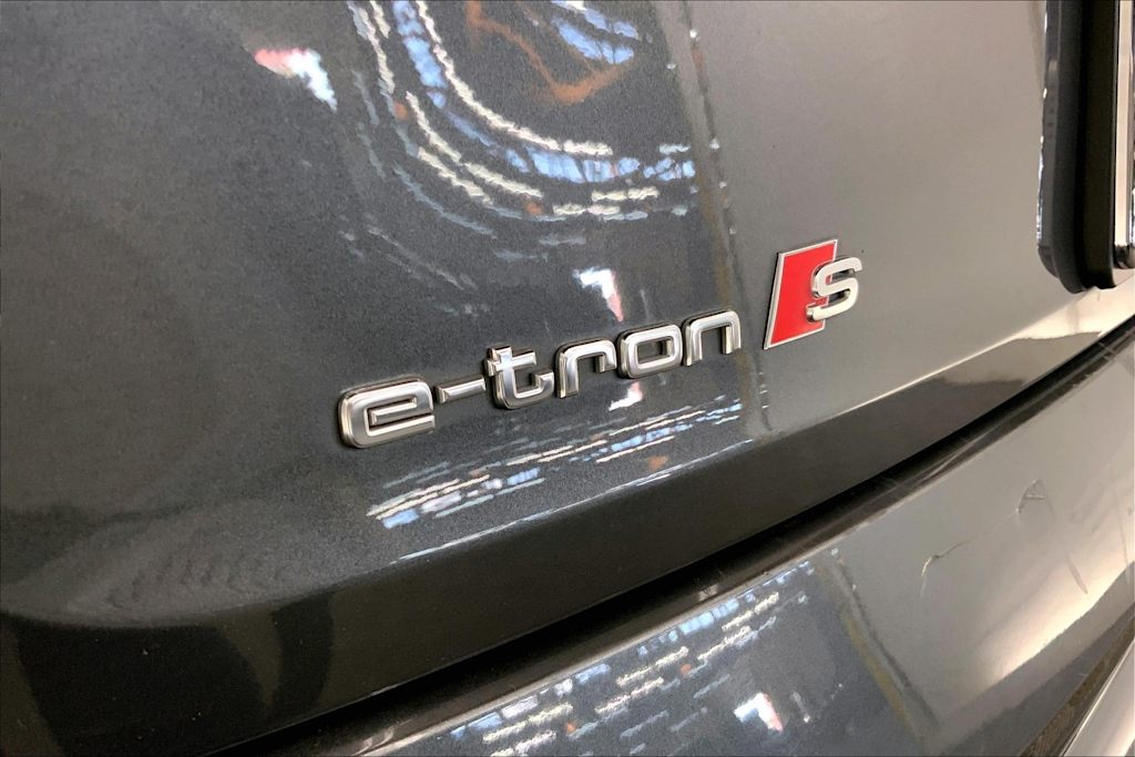 Thumbnail: 2022 Audi e-tron S - 7