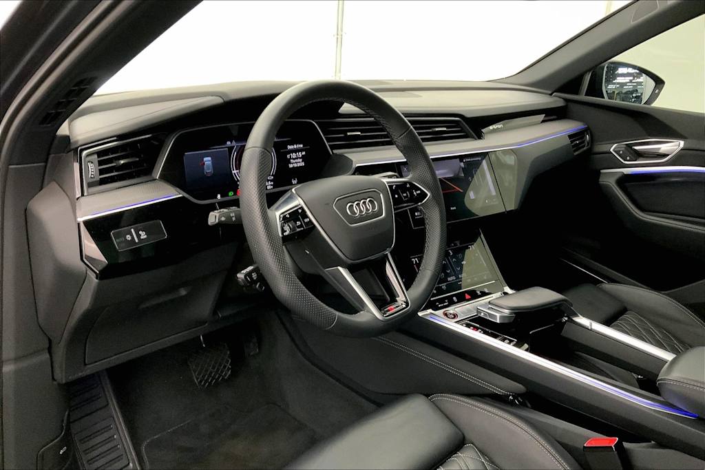 Thumbnail: 2022 Audi e-tron S - 2