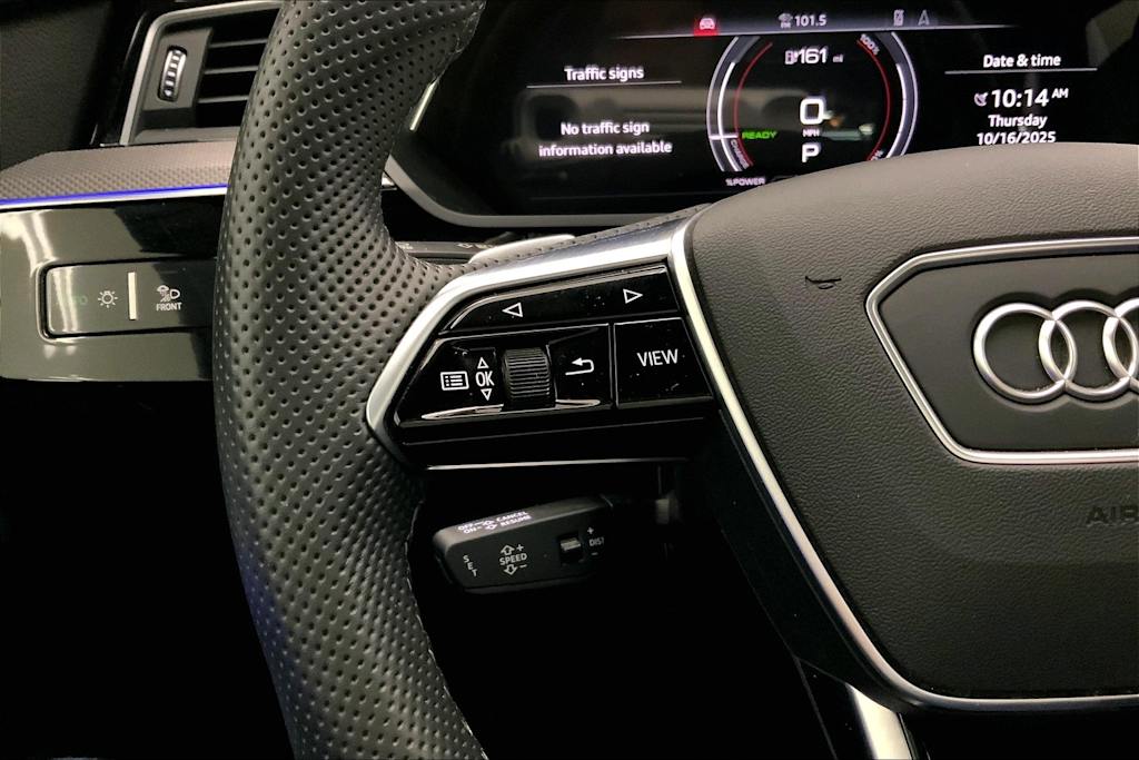 Thumbnail: 2022 Audi e-tron S - 24