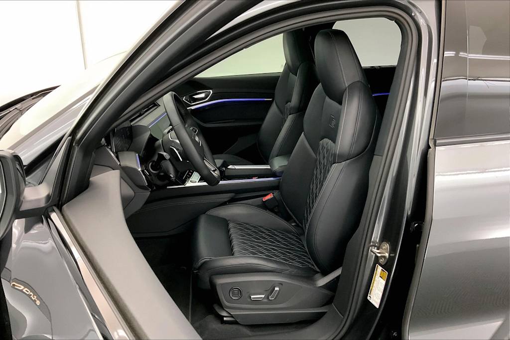 Thumbnail: 2022 Audi e-tron S - 11