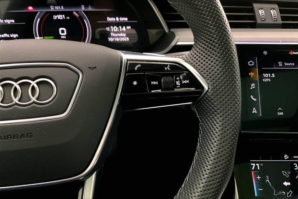 Thumbnail: 2022 Audi e-tron S - 25